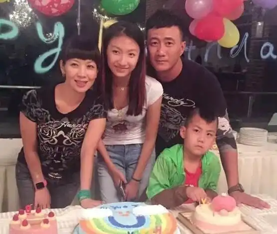 图九儿胡军亲吻惹争议全因女儿一句话参加真人秀节目