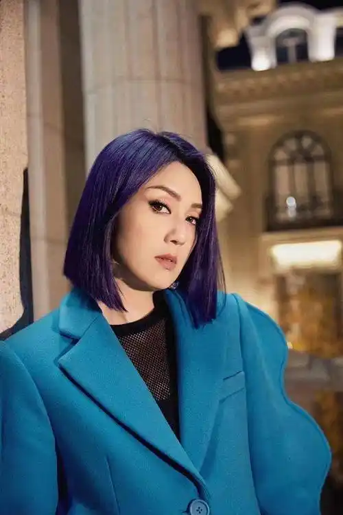 杨千嬅亮相央视榜上榜年度盛典 着蓝色阔肩西服气场全开_西装_写真