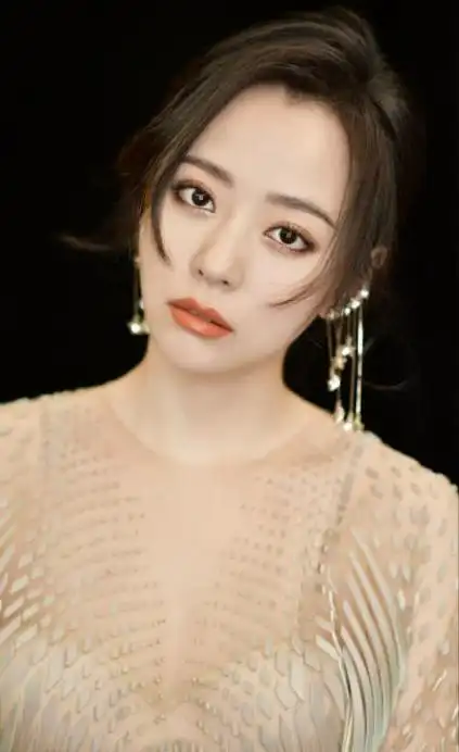 张靓颖1984年出生于四川成都,是中国著名女歌唱手,凭借着湖南《超女》