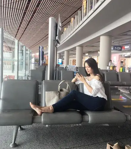爱戴光脚大仙机场照 机场不尬拍的还有王菲刘雯等
