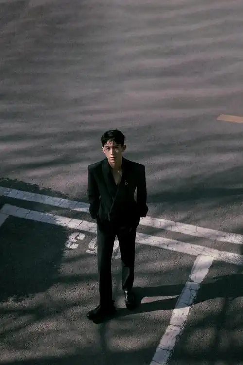 郭俊辰最新西装写真大片黑色深v西装高级又性感