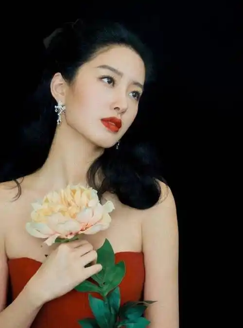 杨采钰靓丽写真风情万种!雪肤玉貌曼妙身材性感迷人