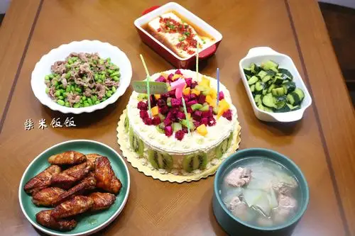 女儿生日妈妈做了一桌菜还有一个大蛋糕满满的都是爱