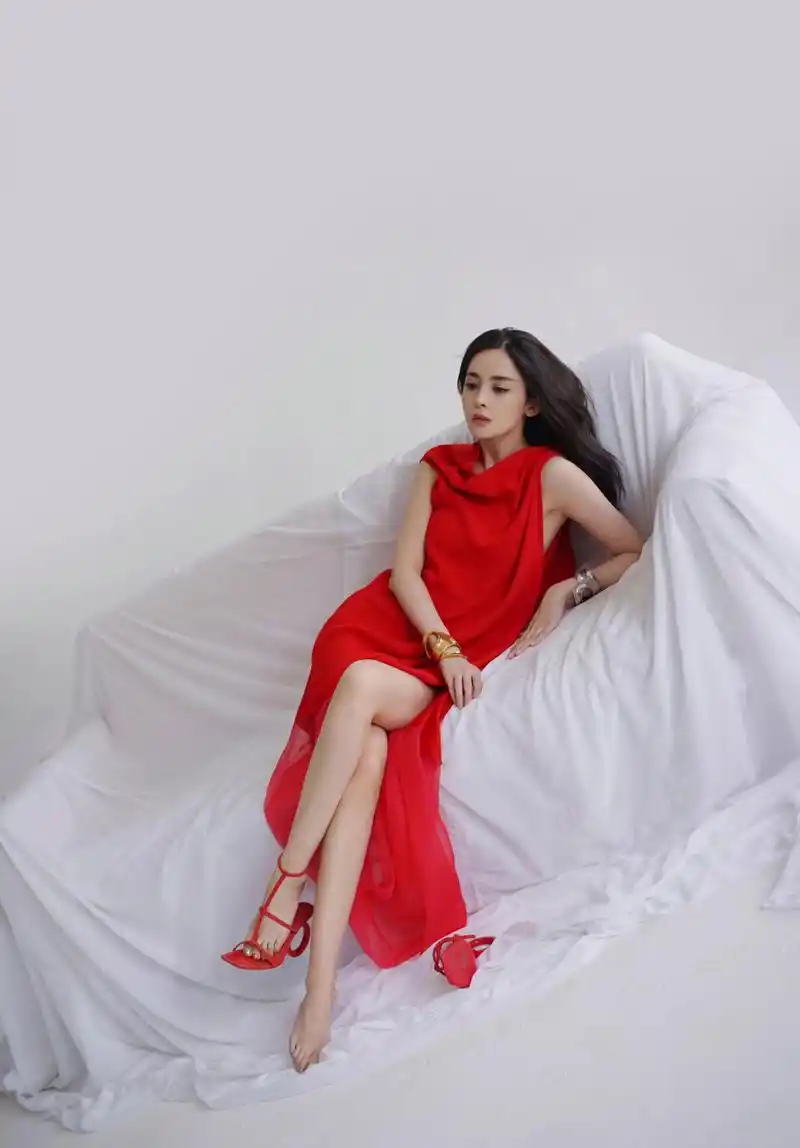 古力娜扎,红裙红高跟鞋,光个jio丫也优雅!