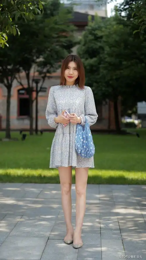 夏天穿碎花连衣裙有多美?青春养眼,让你秒变气质女神_美女