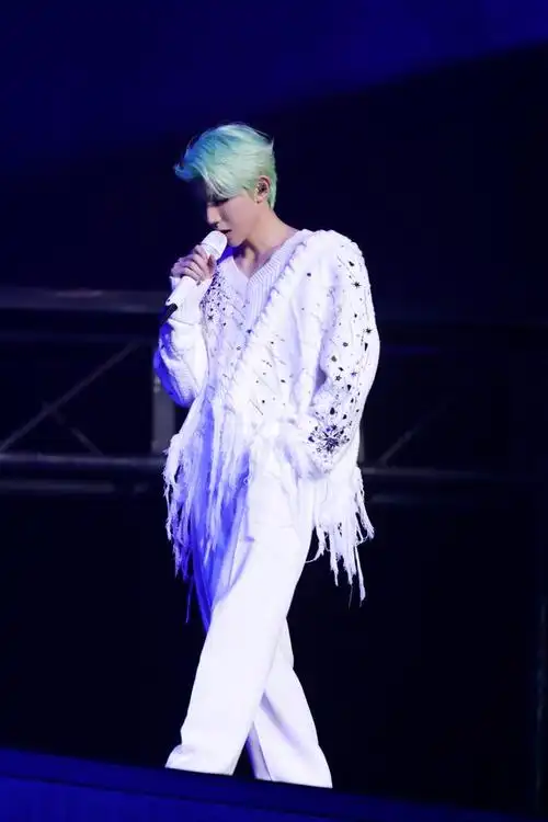 王源巡回演唱会定制服装有哪几套?粉丝宝宝们注意到了吗?