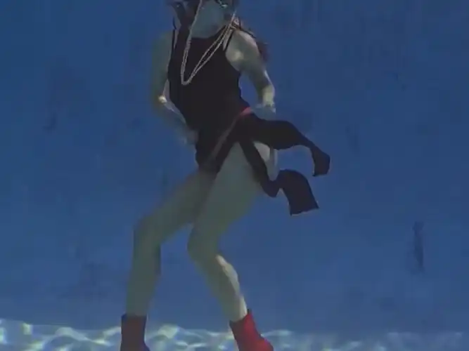 水下摄影,美女在水下跳舞,画面太震撼了