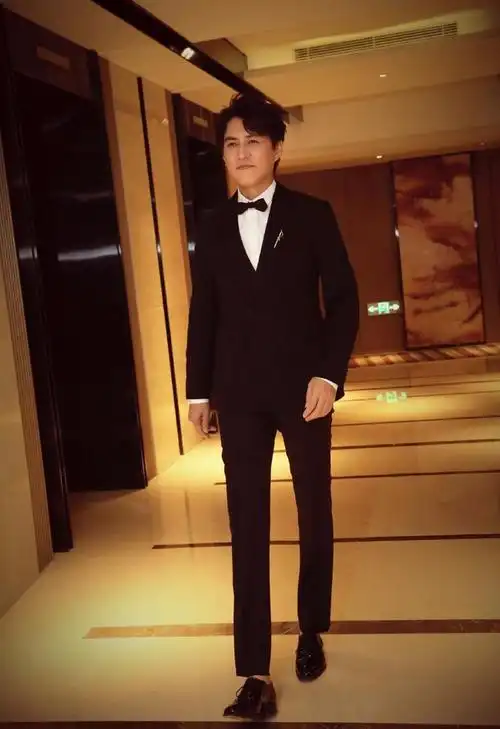 靳东粉色衬衫嫩成20岁,视线下移却看傻,网友:这确实42岁了