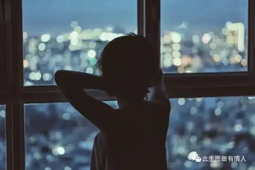 窗前的我衷情望定你,你的眼里却是整个夜色