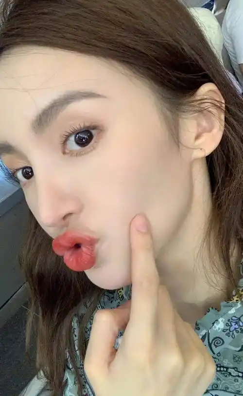 金晨化妆间隙自拍,嘟嘴卖萌秀长睫毛,一个动作撞脸baby