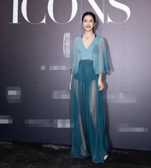 杨采钰性感造型太上头透视裙大面积漏肉靠好身材艳压全场