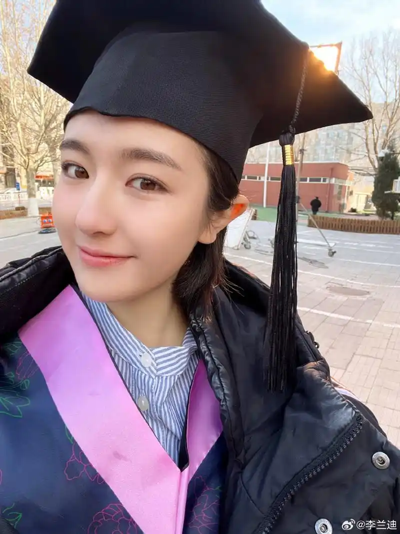 李兰迪晒毕业照 网友:国民女儿长大了!