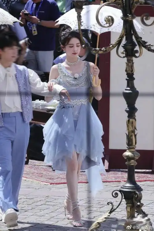 周深,这是节目组要拍的出场环节喔,之前转场的时候,是其他助理小哥哥