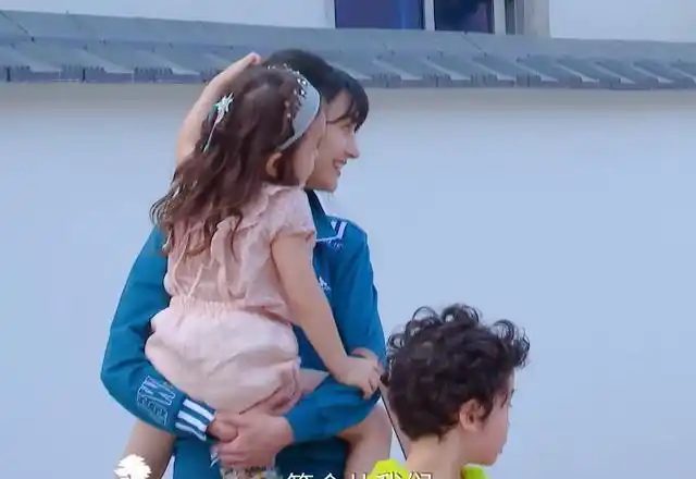 郑爽带着孩子蹭三轮车,最新带娃姿势备受关注,有没爱心一眼看出