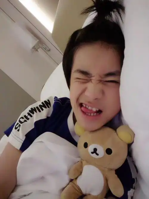 tfboys易烊千玺抱着轻松熊,吐舌,眨眼卖萌