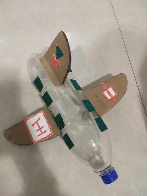 红黄蓝幼儿园"小二班"军事手工展