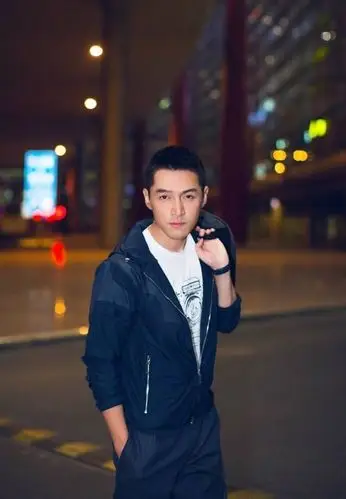 胡歌蓝色运动装搭配清爽短发,少年感十足!