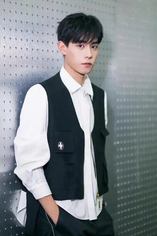 年轻时候的胡一天真帅__财经头条