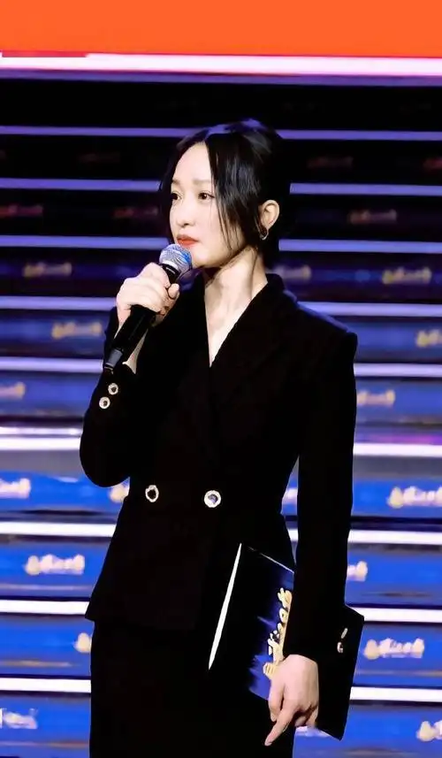 47岁的周迅气质在线黑色西装配丝袜时尚减龄状态好到爆表