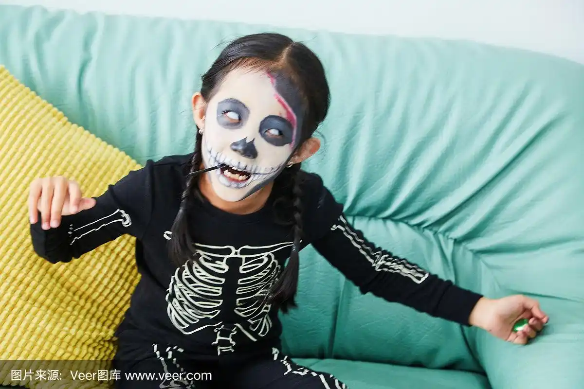 小女孩穿着万圣节僵尸装在家