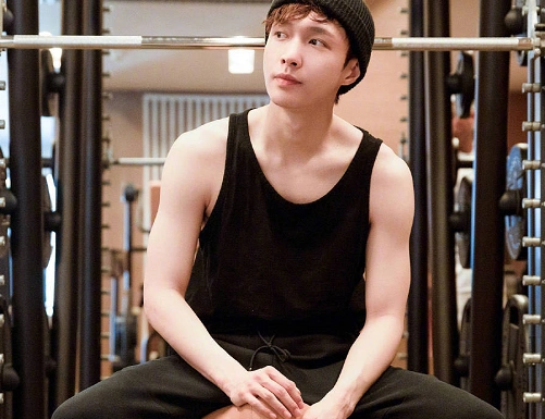 男明星健身的成果王俊凯不明显看到白敬亭少撸会儿铁吧