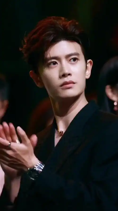 哥哥怼脸拍好绝,这喉结,这侧颜太鲨了, 让我们一起期待任嘉伦《无忧渡