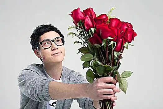 棚拍红玫瑰红玫瑰红玫瑰玫瑰花红玫瑰红玫瑰拿红玫瑰的情人节男孩踏板