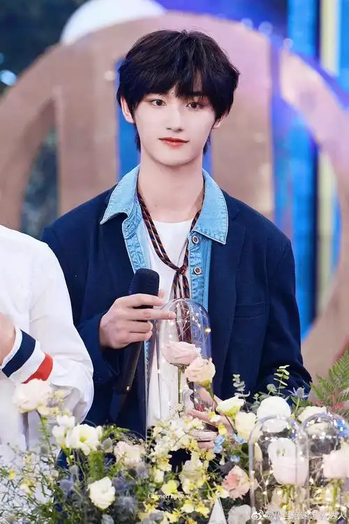 今晚的快乐大本营丁程鑫首次以快乐家族的身份亮相