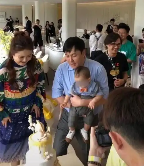 沈腾夫妻为儿子办周岁宴1岁小狮子已是帅哥胚子