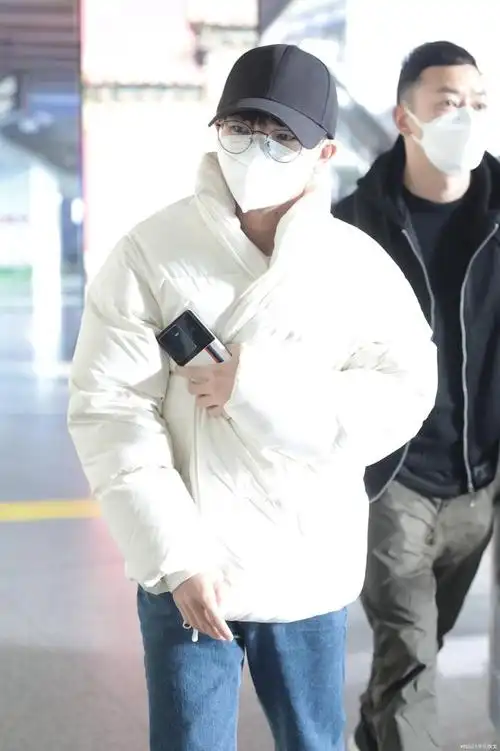 30岁周深裹棉袄现身机场!