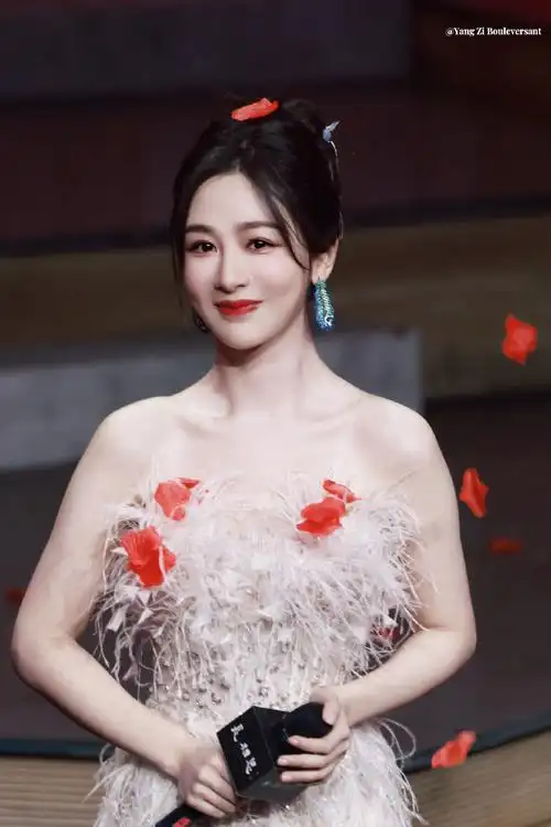 杨紫流光羽毛裙##杨紫张晚意复刻夭玹名场面##扶杨紫的小姐姐撞搅了