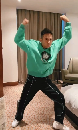 网友纷纷评论:"哥,保护好你的八块腹肌,别着凉了""小天哥的打扮越来越