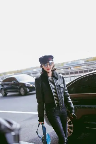 景甜亮相北京机场演绎时尚潮暖look