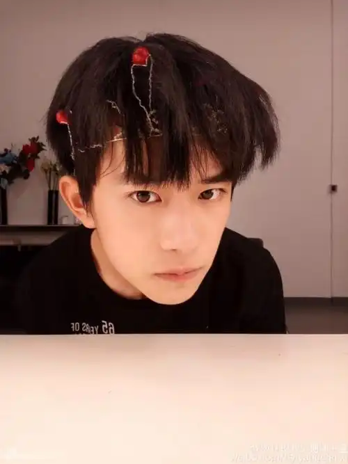 组图:易烊千玺深夜晒自拍 表情冷峻帅气有型