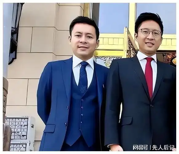 近日:霍家三兄弟罕同框,霍启仁太帅气,穿搭看出和俩哥哥区别!