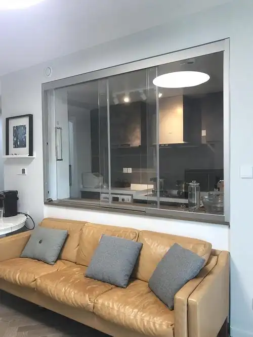 客厅和厨房用一扇玻璃窗相隔,在客厅可以创分的看到创房内,设计师充分