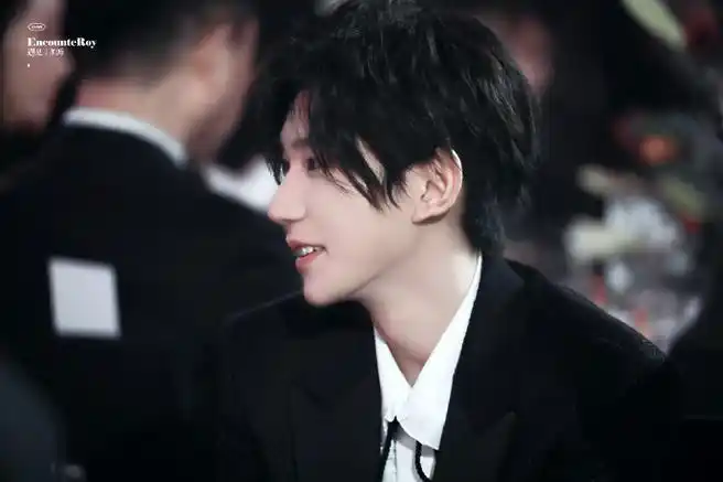 王源小王子黑西装造型#王源 × 芭莎慈善夜锡纸烫中分 黑色西装 雅致