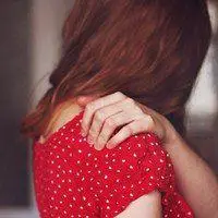 微信女生红色背影头像_微信头像图片大全