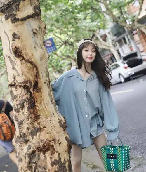 虞书欣穿衣风格太甜美白色网纱上衣搭配白色短裤温柔感满分