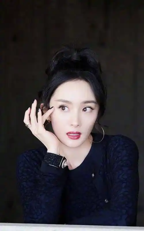 杨幂高清写真!贵妇姿态太到位了,小蛮腰大长腿吸睛,五官太漂亮