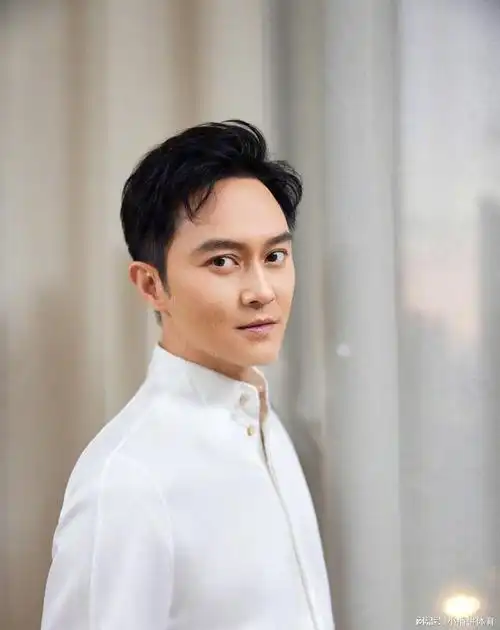 张智霖在香港被偶遇脖子暴起青筋衣服皱巴巴紧贴美女没边界感