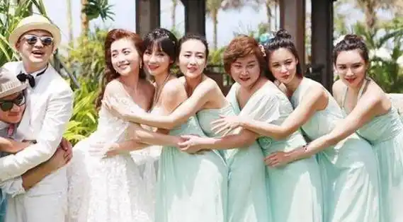 包文婧的伴娘团也是很有意思的,其中有柳岩,张歆艺,莫小棋,王鸥 ,贾玲