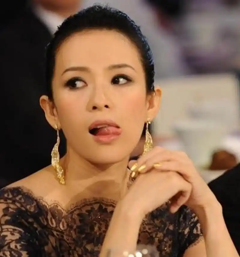 成功被章子怡吸引了吧!出席活动的她,还会吐舌头卖萌!