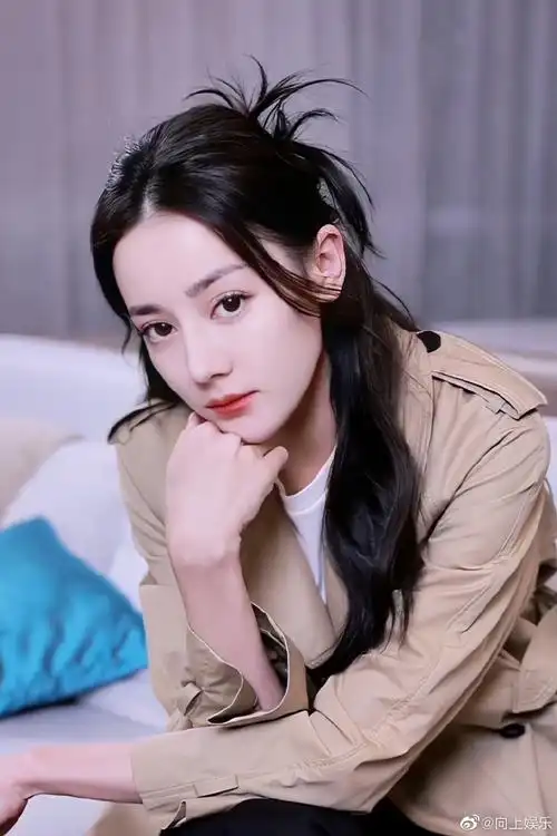 迪丽热巴最新视频掉落~是带黑框眼睛的迪宝,嘟嘴瘫倒好可爱呀超温 !!