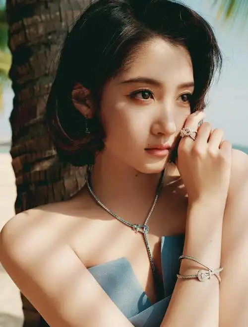 关晓彤蝴蝶蓝裙性感又迷人太吸引人了怪不得鹿晗着急追到手