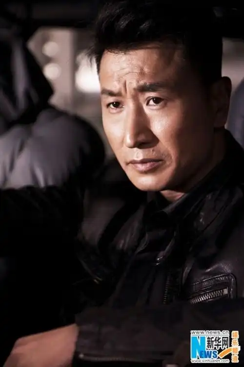 今日,演员张笑君曝光了一组熟男写真,冷峻的色调,黑色的皮夹,硬朗的