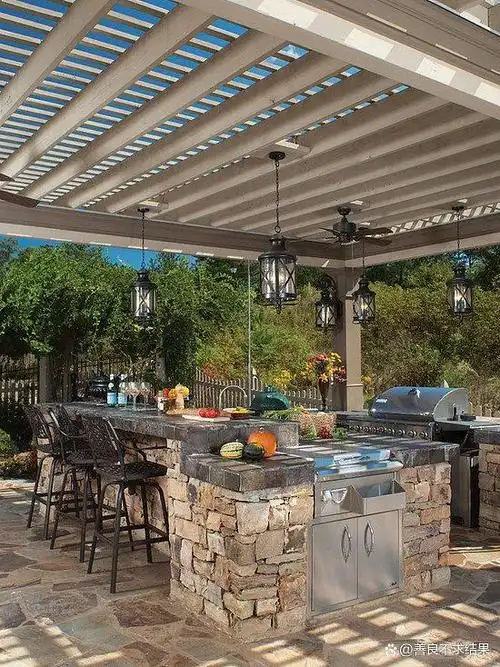 比如一个室外的灶台,和室外的洗手台,都是必不可少的庭院设施