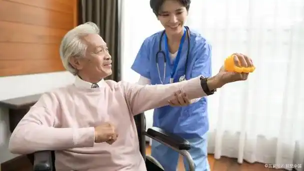 养老护理员是一种专门为老年人提供日常护理和照顾的职业人员.