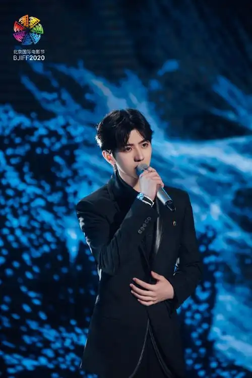 简介:蔡徐坤黑色西装帅气舞台照图片,分享一组蔡徐坤图片给大家,图中