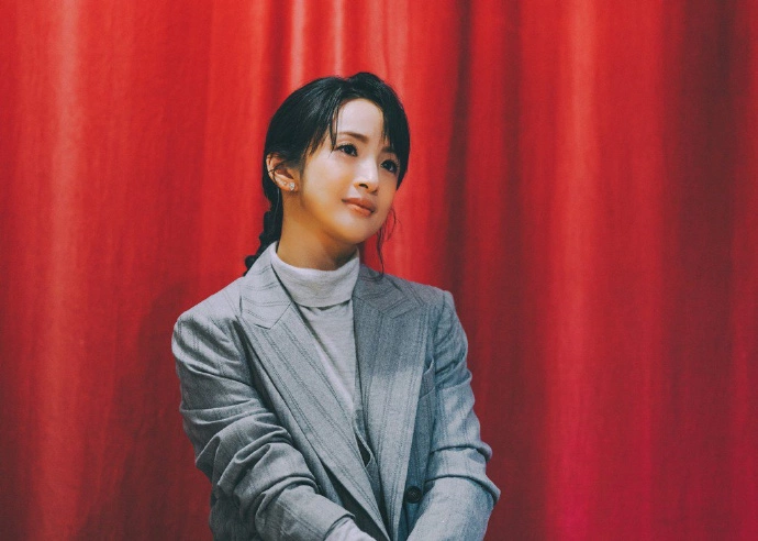 39岁林依晨产后身材好少女发际线略显后移这颜值你打几分